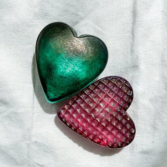 Set of 2 Signed Robert Held Glass Heart Paperweights - Picture 5 of 5